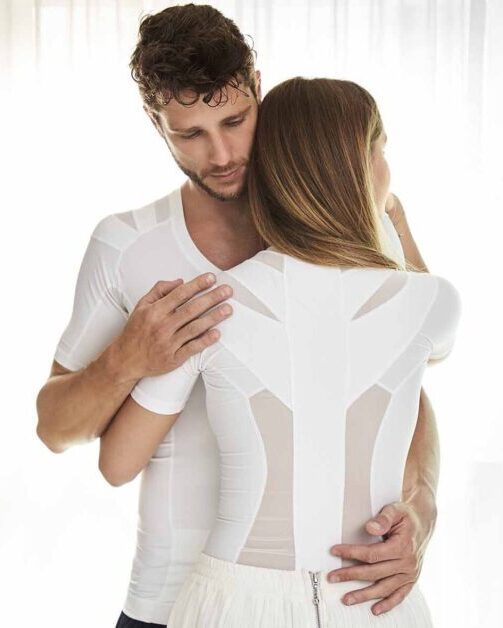 Mann und Frau umarmen sich in Anodyne-Kleidern